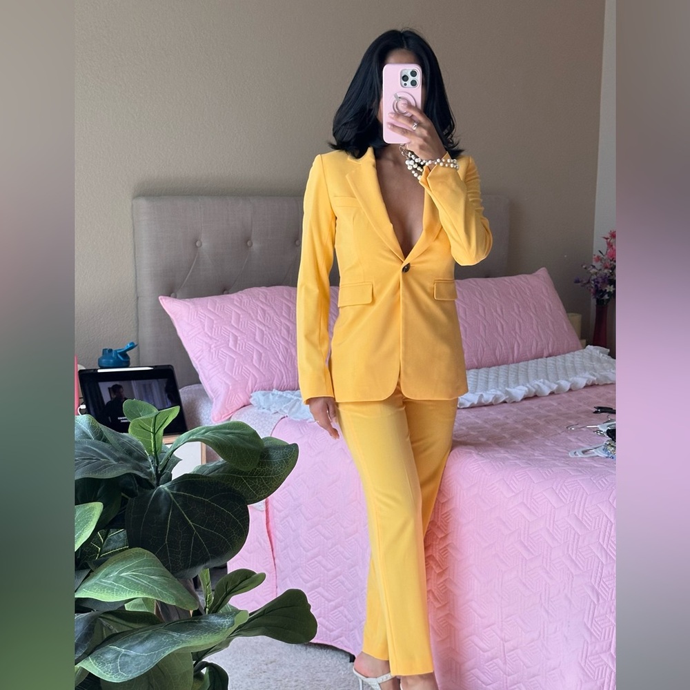 Gorgeous suit set by Bar III